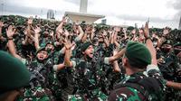Prajurit TNI AD menyanyikan yel-yel usai mengikuti Apel Gelar Pasukan Jajaran TNI AD yang dipimpin KSAD Jenderal Dudung Abdurachman di Lapangan Monas, Jakarta, Selasa (25/1/2022). Pasukan TNI AD dan Alutsista dipamerkan saat mengikuti gelar apel pasukan. (Liputan6.com/Faizal Fanani)