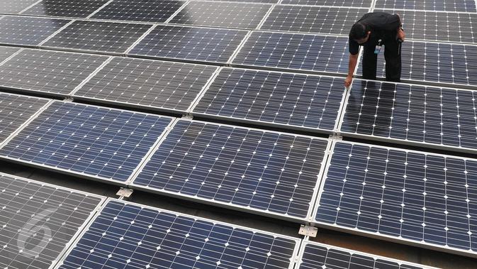 Energi baru dan terbarukan berupa panel surya di kantor Kementrian ESDM, Jakarta. (Liputan6.com/Gempur M Surya)