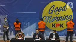 Ketua KPK Firli Bahuri (tengah) didampingi Deputi Penindakan Karyoto dan Plt Juru Bicara Ali Fikri saat konferensi pers terkait Operasi Tangkap Tangan (OTT) atas kasus dugaan suap bansos penanganan covid-19 Kementerian Sosial, di Jakarta, Minggu (6/12/2020) dini hari. (Liputan6.com/Herman Zakharia)