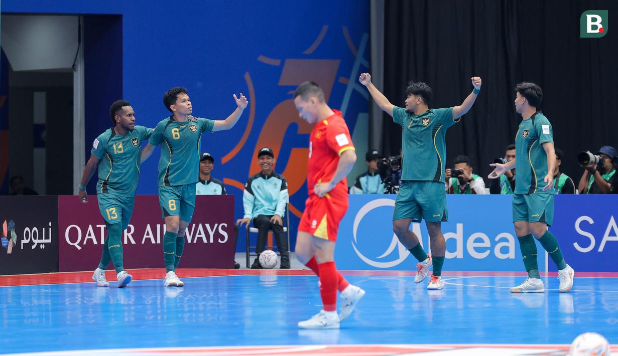 Para pemain Timnas Futsal Indonesia merayakan gol kedua timnya ke gawang Vietnam yang dicetak oleh Ardiansyah Nur (kedua kanan) dalam laga perempat final Piala Asia Futsal 2026 di Indonesia Arena, Senayan, Jakarta, Selasa (03/02/2026). (Bola.com/Bagaskara Lazuardi)