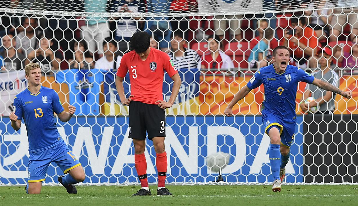 Selebrasi dua pemain Ukraina setelah mengalahkan Korea Selatan pada laga final Piala Dunia U-20 di Lodz, Polandia (15/6/2019). Piala Dunia U-20 edisi terakhir tahun 2019 di Polandia mempertemukan Ukraina dan Korea Selatan di laga final. Ukraina menjadi juara setelah menang 3-1 atas Korea Selatan. (AFP/Janek Skarzynski)