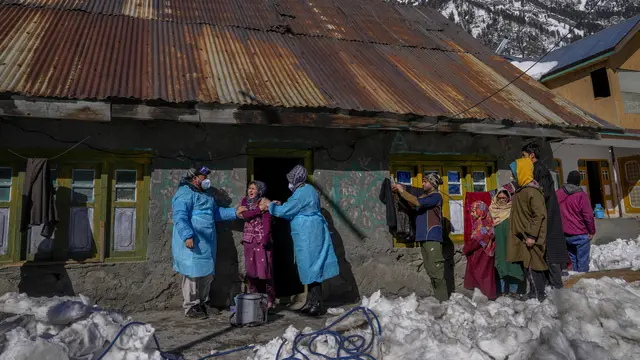 Petugas Vaksinasi Covid Melakukan Perjalanan di Pegunungan Bersalju Kashmir