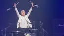 Aksi drummer grup band asal Inggris The Vamps, Tristan Evans saat tampil dalam konser bertajuk 'The Vamps Four Corners Tour 2019' di Jakarta, Rabu (14/8/2019). The Vamps tampil membawakan sejumlah lagu hits mereka di antaranya All Night, All the Lies, dan Missing You. (Liputan6.com/Faizal Fanani)