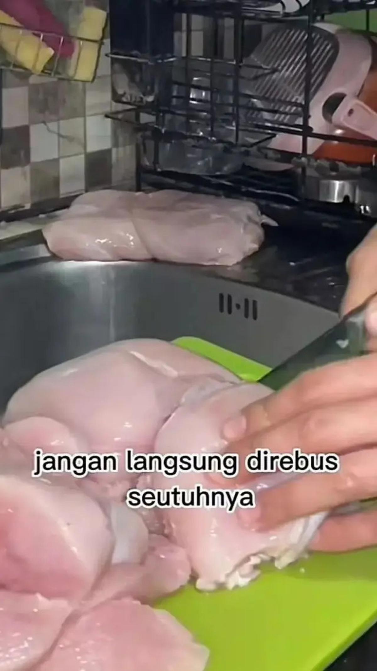 Cara Merebus Daging Ayam Agar Bebas Amis dan Matang Merata tanpa Cuka atau Bahan Tambahan