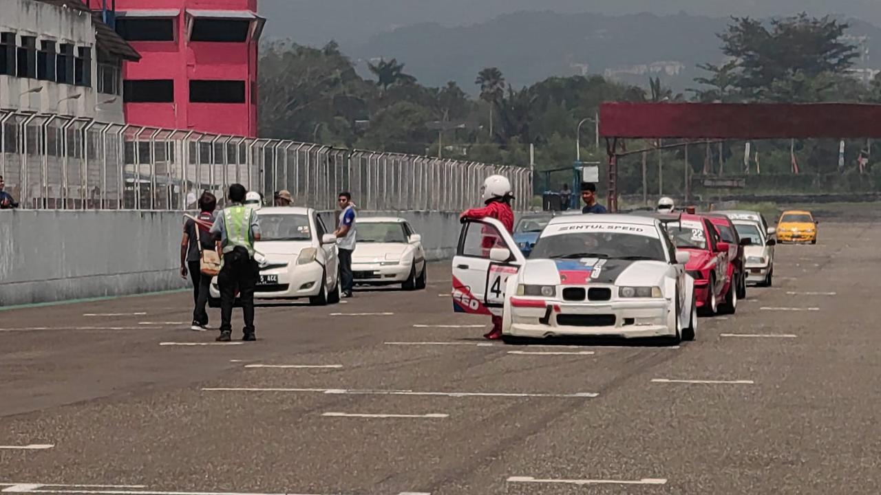 Balap Mobil di KONI Otomotif Fair 2022