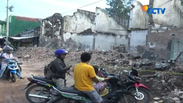 Bekas pabrik ubin yang ambruk di Tegal, Jawa Tengah menewaskan empat orang dan melukai lima lainnya.