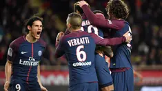 Para pemain Paris Saint-Germain merayakan gol Neymar saat melawan AS Monaco pada lanjutan Ligue 1 di Louis II stadium, Monaco, (26/11/2017). PSG menang 2-1. (AFP/Yann Coatsaliou)