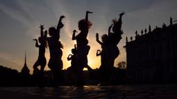 Para wanita muda menari tarian kelompok saat matahari terbenam di Palace Square, St. Petersburg, Rusia, Kamis (24/9/2020). (AP Photo/Dmitri Lovetsky)