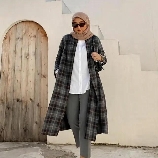 6 Potret Gaya Hijab Nabila Hatifa