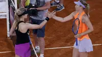 Maria Sharapova (kanan) mengucapkan selamat kepada Eugenie Bouchard selepas laga babak kedua Madrid Open, Selasa (9/5/2017) dinihari WIB. Sharapova tumbang 5-7, 6-2, 4-6. (AP Photo/Francisco Seco)
