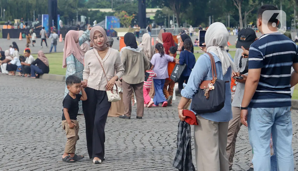 Mereka berwisata sambil melihat keindahan Monumen Nasional dan juga berswafoto. (Liputan6.com/Herman Zakharia)