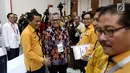 Sekjen Partai Hanura Sarifuddin Sudding berbincang dengan Ketua KPU RI Arif Budiman saat mendaftarkan partai ke KPU, Jakarta, Kamis (12/10). Partai Hanura secara resmi mendaftar sebagai peserta Pemilu 2019.(Liputan6.com/Johan Tallo)