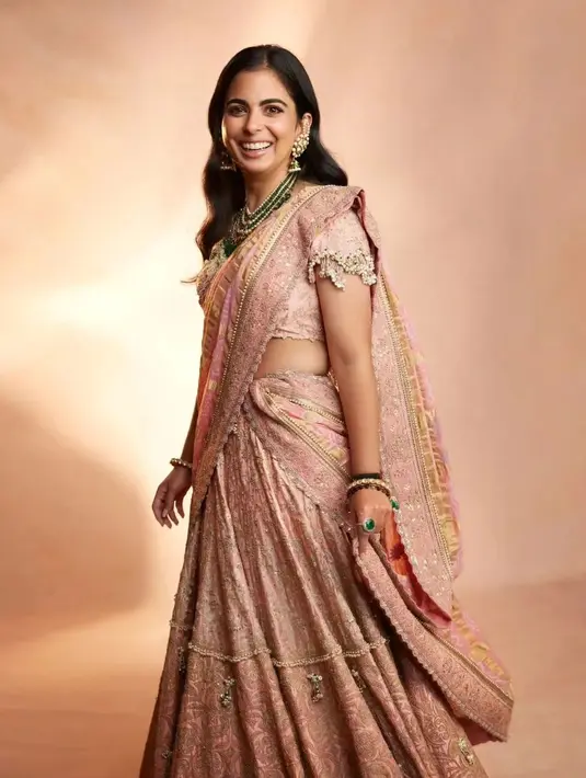 Isha Ambani tampil menawan dibalut sari bernuansa merah muda yang lembut. [Foto: Instagram/viralentalks]