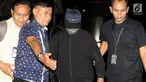 Ketua Umum PPP Romahurmuziy atau Romi tiba dengan pengawalan ketat di Gedung KPK, Jakarta, Jumar (15/3). Romi terciduk bersama 4 orang di Sidoarjo dalam OTT KPK terkait dugaan pengisian jabatan  di Kementerian Agama. (Liputan6.com/Helmi Fithriansyah)