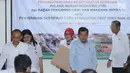 Wapres Jusuf Kalla (kedua kanan) usai menyaksikan penyerahan sertifikat CPOB kepada Kepala UTD Donor Darah Kota Surabaya, dr Budi Afifah (tengah) dari Kepala BPOM, Penny Kusumastuti Lukito, Jakarta, Senin (20/11). (Liputan6.com/Helmi Fithriansyah)