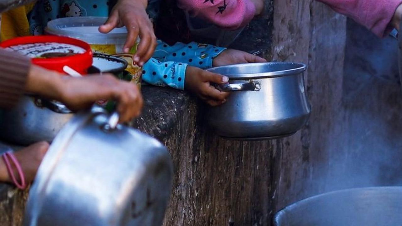Setiap hari mereka harus berdesakan seperti ini demi sepanci kecil makanan gratis dari bantuan lembaga kemanusiaan tersebut. Foto: REUTERS / Mohammed Salem