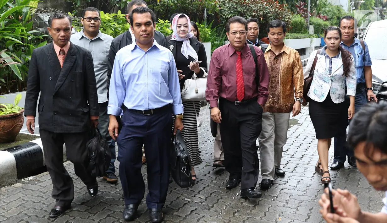 Sejumlah pengacara dari Advokat Peduli Kebangsaan mewakili Wapres Jusuf Kalla mendatangi Bareskrim Polri, Jakarta, Senin (29/5). Mereka melaporkan Silfester Matutina atas dugaan pencemaran nama baik dan fitnah terhadap JK. (Liputan6.com/Immanuel Antonius)