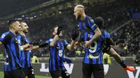 Pemain Inter Milan, Federico Dimarco, melakukan selebrasi setelah mencetak gol ke gawang Udiniese pada giornata ke-15 Serie A 2023/2024 di Stadion Giuseppe Meazza, Milan, Minggu (10/12/2023). La Beneamata menang dengan skor 4-0. (AP Photo/Antonio Calanni)