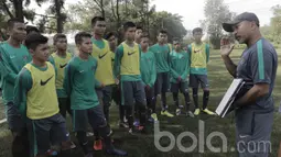 Pelatih Timnas Indonesia U-16, Fachri Husaini, memberikan arahan kepada anak asuhnya. Timnas U-16 ini dipersiapkan oleh PSSI untuk mengikuti ajang Piala AFF U-15 pada 9–22 Juli 2017 yang diselenggarakan di Thailand. (Bola.com/M Iqbal Ichsan)
