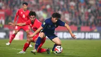Duel&nbsp;Timnas Vietnam vs Timnas Thailand pada laga leg pertama final Piala AFF 2024 di Viet Tri Stadium, Phu Tho, Kamis (2-1-2025). Vietnam menang 2-1 dalam pertandingan ini. (Bola.com/VFF)