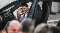 Aktor AS, Tom Cruise melambaikan tangan saat di lokasi syuting film "Mission Impossible 7" di Roma, Italia, Selasa (6/10/2020). Proses pengambilan gambar "Mission Impossible 7" kembali dilanjutkan setelah sempat terhenti akibat pandemi COVID-19. (Photo by Alberto PIZZOLI / AFP)