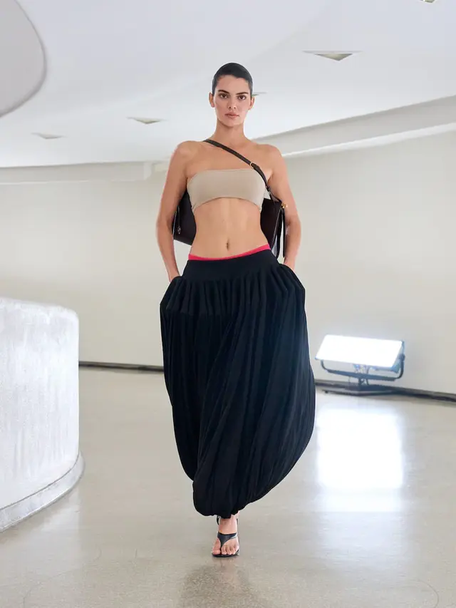 Goodbye Bubble Skirt, Hello Bubble Pants! Tren Baru Runway hingga Street Style 2025