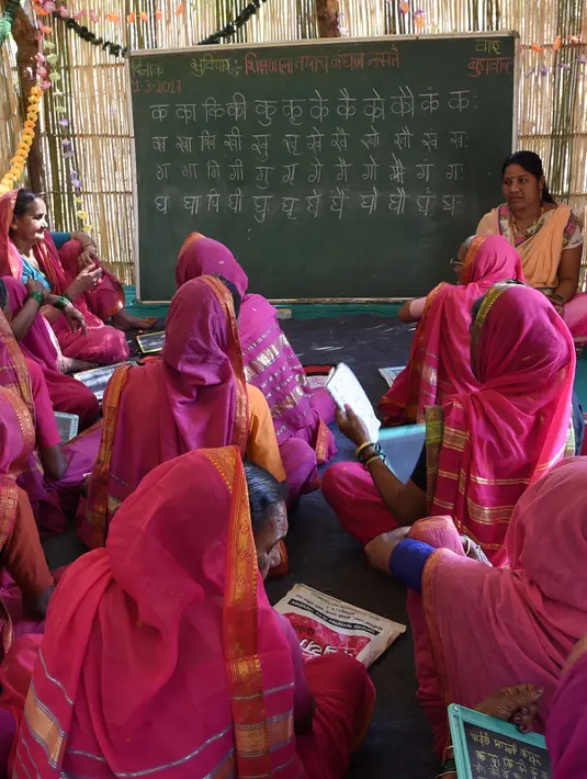 Suasana kegiatan di Sekolah Aajibaichi Shaala, Desa Fangane, India, pada 1 Maret 2017. Para nenek diwajibkan mengenakan seragam berupa syari, pakaian khas India, berwarna pink. (AFP Photo / Indranil Mukherjee)