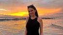Beginilah potret Syifa Hadju saat berpose berlatar sunset, penampilan Syifa ini dipuji netizen tetap cantik meski cahaya di sekitar yang minim. (Liputan6.com/IG/@syifahadju)