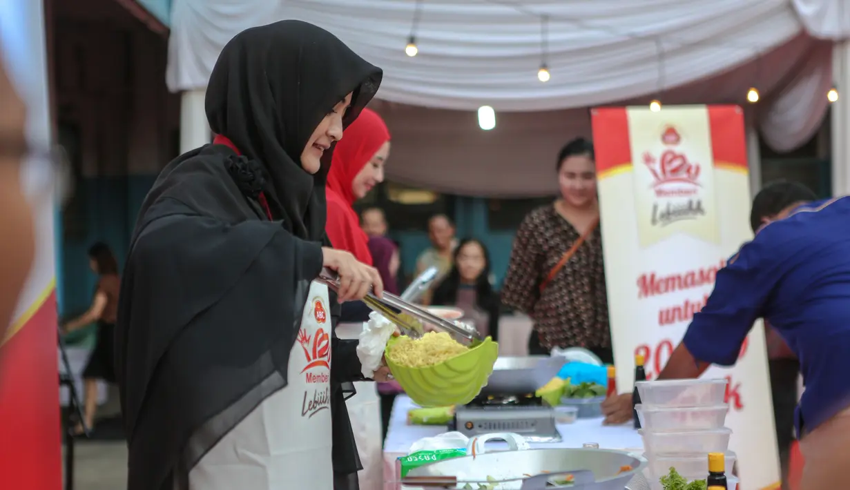 Umi Pipik memasak saat acara 'Gerakan Ibu Memberi Lebih', Jakarta, Rabu (24/6/2015). Rencananya kegiatan ini akan digelar secara serentak di 30 kota di Pulau Jawa pada 5 Juli mendatang (Liputan6.com/Faizal Fanani)