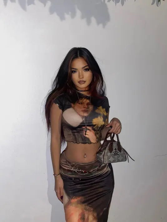 Di akun Instagram pribadinya (@queennara_h), dirinya sering mengunggah potret cantik dirinya, terutama dalam balutan outfit berwarna hitam. [Foto: Instagram/queennara_h]