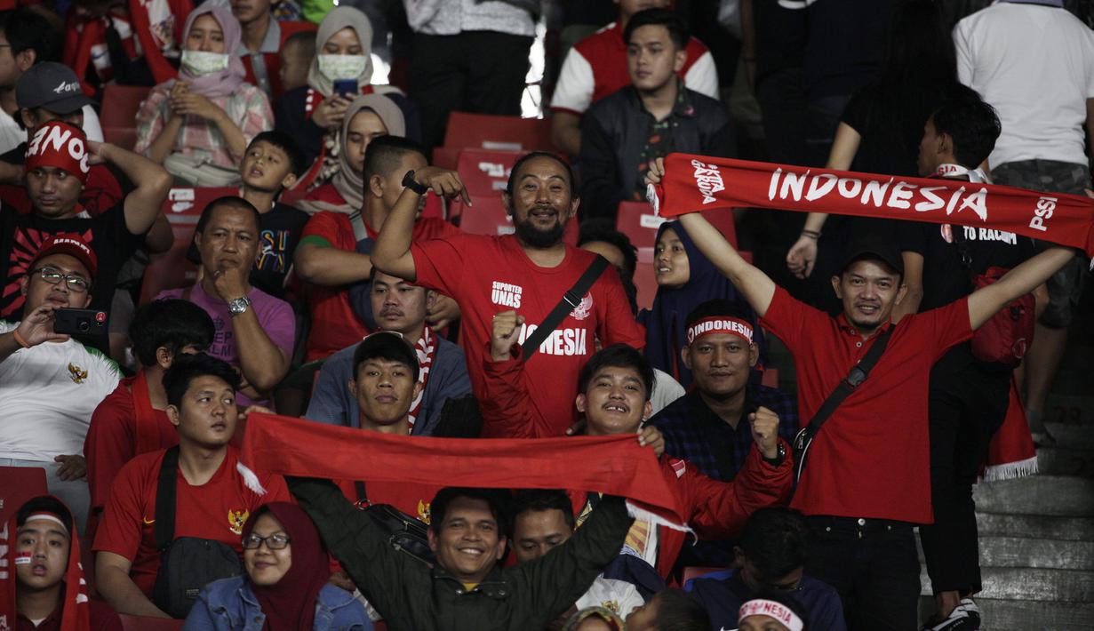 Penonton memberikan dukungan saat laga Kualifikasi Piala Dunia 2022 antara Timnas Indonesia melawan Thailand di SUGBK, Jakarta, Selasa (10/9). Laga berlangsung sepi hanya dihadiri 11.619 penonton. (Bola.com/Vitalis Yogi Trisna)