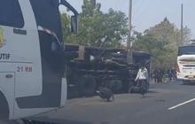Detik-Detik Bus Tabrak Truk hingga Terguling di Tol Cipali KM 176