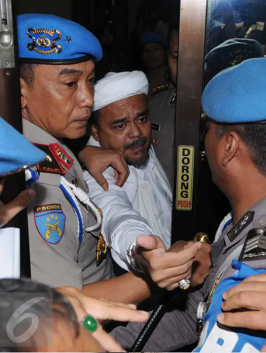 Ketua FPI Habib Rizieq saat masuk ke dalam Gedung Rupatama menghadiri gelar perkara terbuka kasus dugaan penistaan agama oleh Basuki T Purnama, Jakarta, Selasa (15/11). Rizieq menjadi saksi ahli dari pihak pelapor. (Liputan6.com/Helmi Afandi)