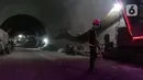 Aktivitas pekerja menyelesaikan proyek Kereta Cepat Indonesia China, Purwakarta, Selasa (21/6/2022). Sebanyak 13 terowongan atau tunnel yang berada di proyek Kereta Cepat Jakarta-Bandung (KCJB) berhasil ditembus. Tunnel yang terakhir ditembus adalah tunnel 2 di Jatiluhur, Purwakarta. (Liputan6.com/Herman Zakharia)