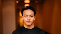 Babang ganteng dalam dunia Sri Asih tak hanya Reza Rahadian. Ada Jefri Nichol yang resmi bergabung ke jagat sinema Bumi Langit dan kebagian peran Tangguh. Terkait peran ini, Jefri Nichol dalam konferensi pers mengatakan, “Kesulitannya, ada beberapa scene fighting yang aku improvisasi. Aku baru belajar koreografi, aku takut enggak cukup buat Sri Asih dan Mbak Upi. Itu yang bikin deg-degan.” (Foto: Dok. Poplicist)