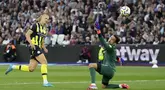 Erling Haaland (kiri) dari Manchester City mencetak gol ke gawang Lukasz Fabianski dari West Ham United pada laga Liga Inggris 2024/2025 di Stadion London, London, Inggris, Sabtu (31/8/2024) waktu setempat. (Foto AP/Frank Augstein)