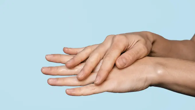 Sering Berkeringat di Area Telapak Tangan dan Kaki? Ini Penjelasannya!