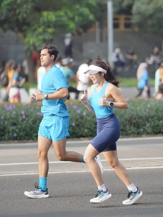 Gisella padukan tanktop biru muda dengan highwaist short biru navy. Sementara Cinta Brian kenakan set olahraga dengan warna yang sama [@gisel_la]