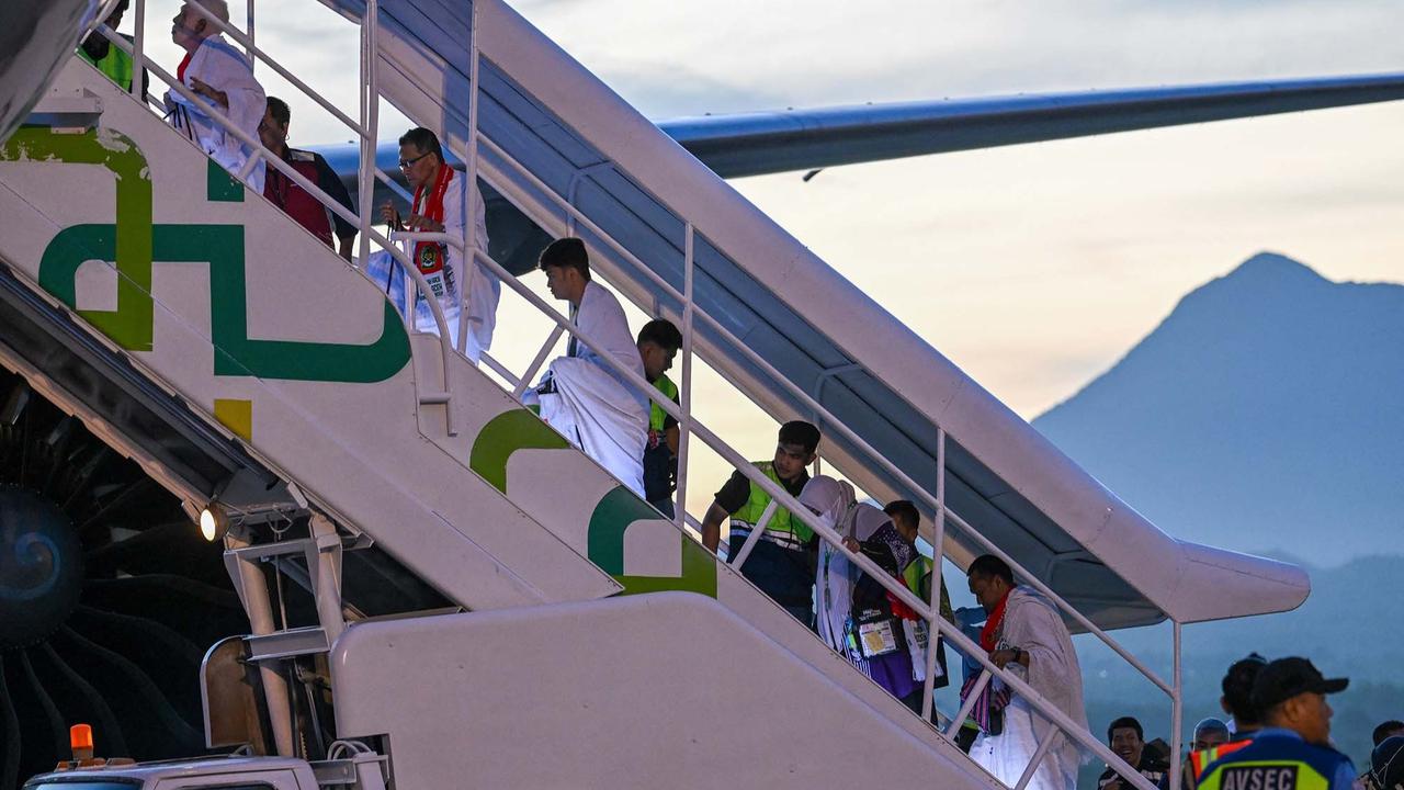 FOTO: Keluarga Iringi Pemberangkan Kloter Pertama Haji Aceh