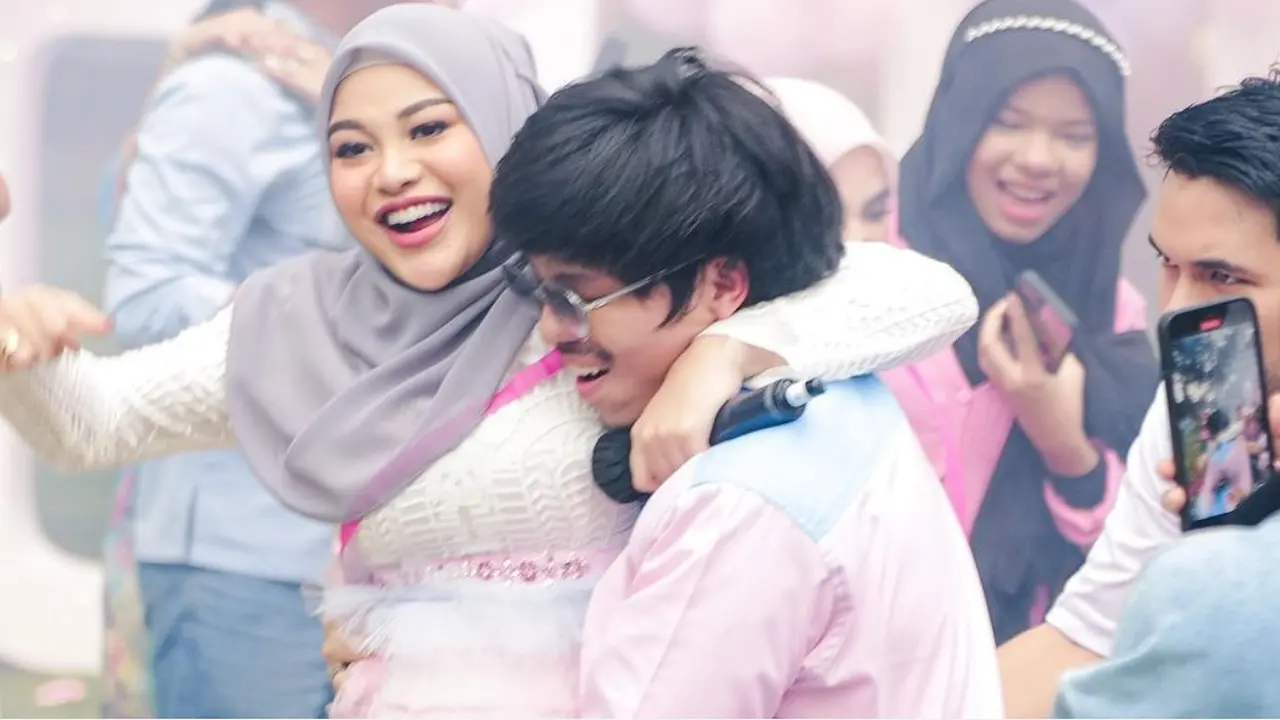 Atta Halilintar dan Aurel Hermansyah (https://www.instagram.com/p/CtG_y2WAuTZ/)