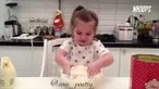Meski masih sangat kecil, Olenka sudah mahir menggunakan pisau.