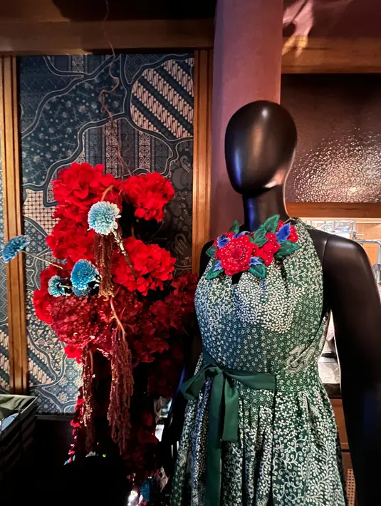 Koleksi “The 5 Senses of Batik” menampilkan empat motif batik yang memukau.  Kesemuanya menggambarkan kebahagiaan melalui desain bunga yang dibalut dengan warna-warna cerah yang mencerminkan keberanian. Dipadukan dengan motif Burung Hong yang ikonis, melambangkan keberuntungan dan dikenal sebagai ‘burung surga’ yang menginspirasi semangat ketahanan dan pemberdayaan bagi setiap wanita yang mengenakannya.  [ Foto : Fimela.com ]