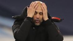Pelatih Manchester City, Pep Guardiola, tampak kecewa usai timnya ditahan imbang West Brom pada laga lanjutan Liga Inggris di Etihad Stadium, Rabu (16/12/2020). Manchester City imbang melawan West Brom. (AFP/ Martin Rickett/pool)