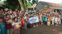 Polres Garut menerjunkan tim trauma healing, bagi anak-anak setelah musibah ledakan pemusnahan amunisi di Kampung Cimerak, Desa Sagara, Kecamatan Cibalong, Garut, Jawa Barat, beberapa waktu lalu. (Liputan6.com/Jayadi Supriadin)
