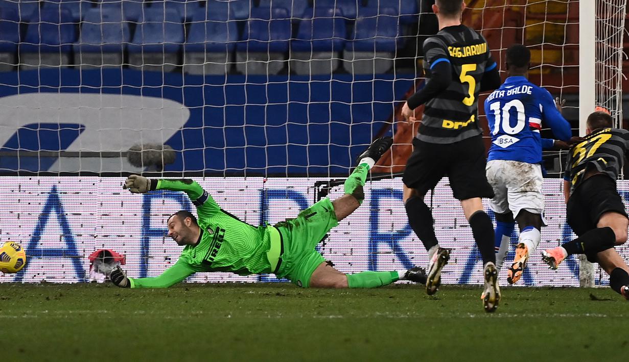 Striker Sampdoria, Keita Balde (kedua dari kanan) melepaskan tendangan yang berbuah gol kedua timnya ke gawang Inter Milan dalam laga lanjutan Liga Italia 2020/21 pekan ke-16 di Luigi Ferrari Stadium, Rabu (6/1/2021). Sampdoria menang 2-1 atas Inter Milan. (AFP/Marco Bertorello)