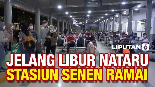 Kepadatan calon penumpang di stasiun Pasar Senen, Jakarta mulai terlihat jelang libur Natal dan Tahun Baru 2022. Warga mulai meninggalkan Ibu Kota untuk berlibur atau mengunjungi keluarga.