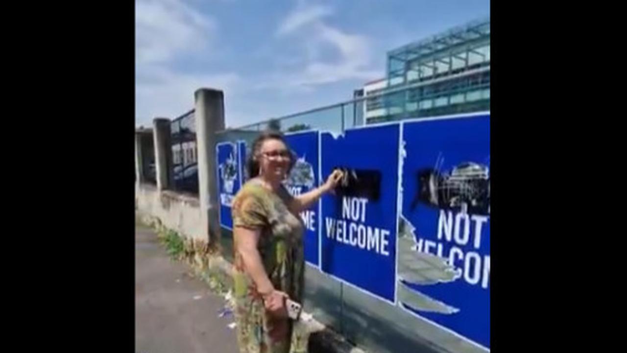 Warga Milan Italia Ramai Gantung Spanduk Tolak Orang Israel, Datang Warga Zionis Seenaknya Merusaknya