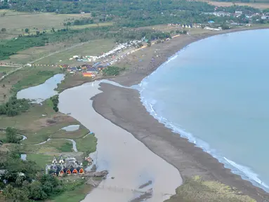 Panorama Pantai Palangpangyang berada di Desa Ciwaru, Kecamatan Ciemas, Kabupaten Sukabumi, Selasa (26/6). Pantai Palangpang atau yang biasa disebut Teluk Ciletuh berada di titik utama Geopark Ciletuh-Palabuhanratu. (Merdeka.com/Arie Basuki)