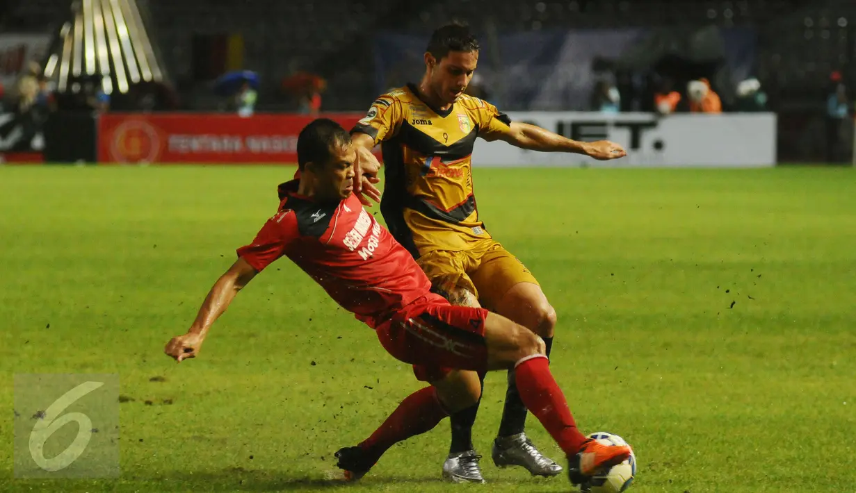 Bek Semen Padang, Hamdi Ramdan (kiri) menahan pergerakan penyerang Mitra Kukar, Patrick de Santos pada laga final Piala Jenderal Sudirman di Stadion GBK Jakarta, Minggu (24/1/2016). Ini pertemuan ketiga bagi kedua tim. (Liputan6.com/Helmi Fithriansyah)