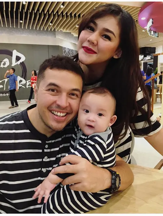 Pemeran dalam film Cintapuccino ini dipersunting pembalap Rifat Sungkar pada 10 Juli 2010. (Instagram/sysiio)